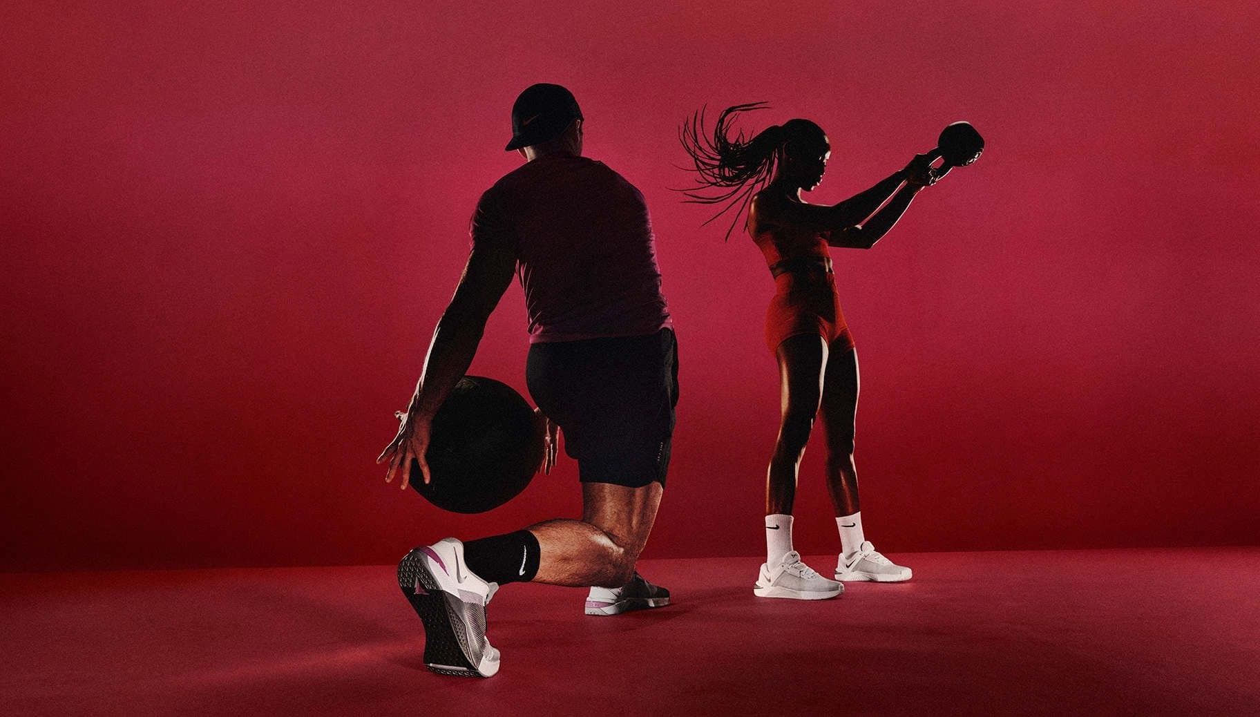 Atleta en entrenamiento de fuerza en gimnasio.